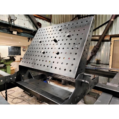 zvárací stôl 800x600x150mm, 5mm, s CNC rovnaním, oceľ S355J2+N, priemer dier: 16.3mm, sklopný s aretáciou, uchytenie o stenu, 3x rebrá, 4x bočnice